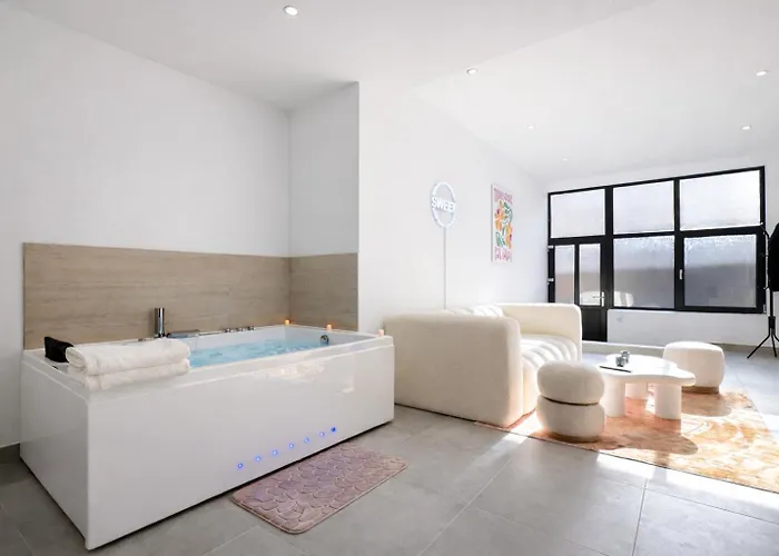 Le Sweet - By BEST KEYS - Suite Design avec Spa Privatif Balnéo - Centre-Ville - Lit Queen Size - Smart TV Netflix - Ambiance Romantique - WiFi Fibre - Check-in Autonome