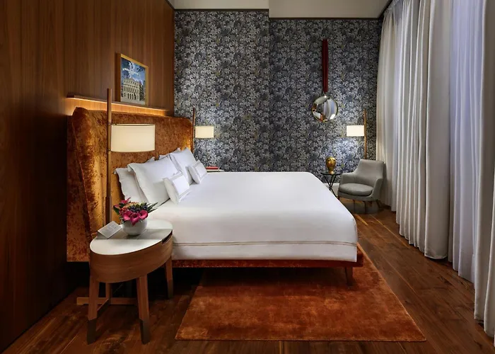 Hotel with pool: Mandarin Oriental, Milan