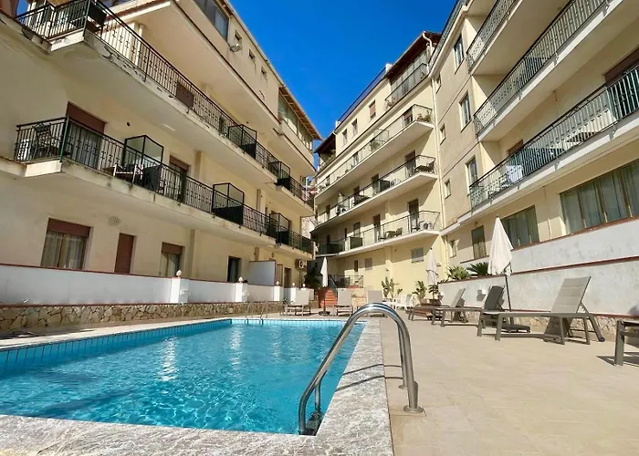Hotel Con Piscina Soleado