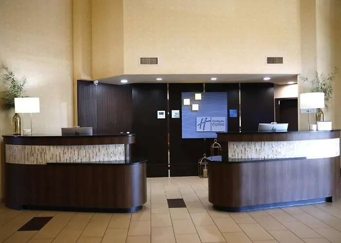 Holiday Inn Express & Suites Naples Downtown - 5Th Avenue By Ihg