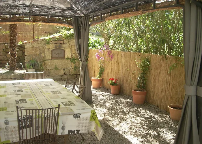 Demeure traditionnelle en pierre avec piscine