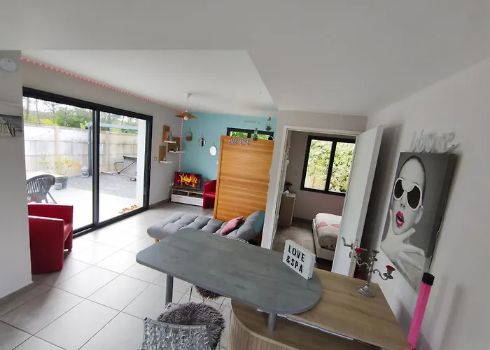 Un Séjour Romantique en couple avec Jacuzzi privé Chromothérapie Jardin Maison privée