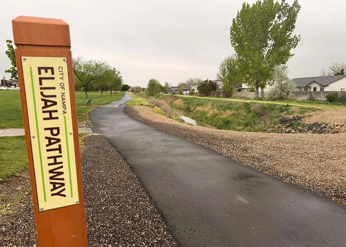Southwestern Style 4 Bedroom Nampa Home Sleeps 16!