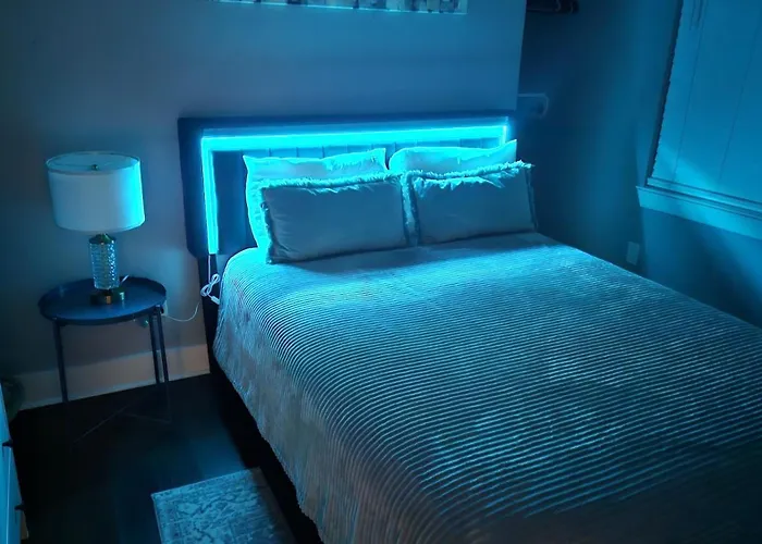 Vibrant Vacation Escape With Fast Wifi And King Bed Close To Downtown Houston!