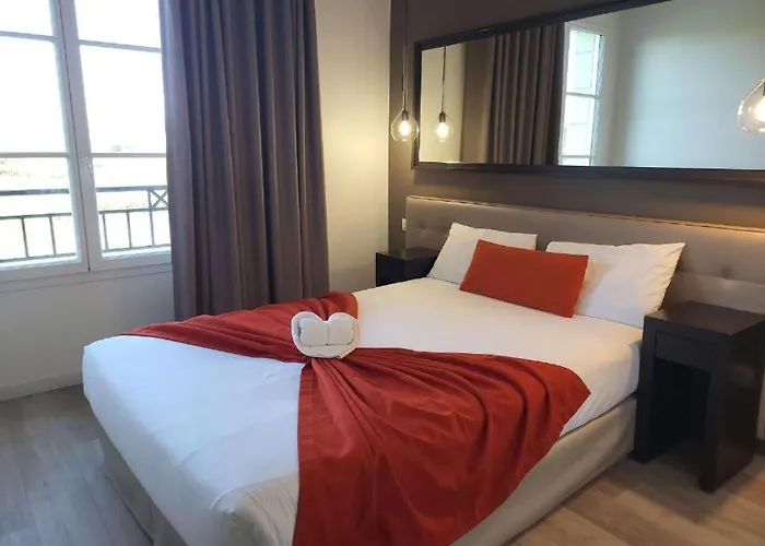 Disneyland Deluxe Flat, Outside Pool, Climatisation, 1 Min To Disney Parks