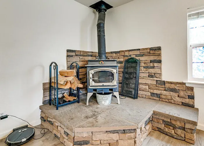 Crescent City Home W/ Hot Tub: Half-Block To Beach