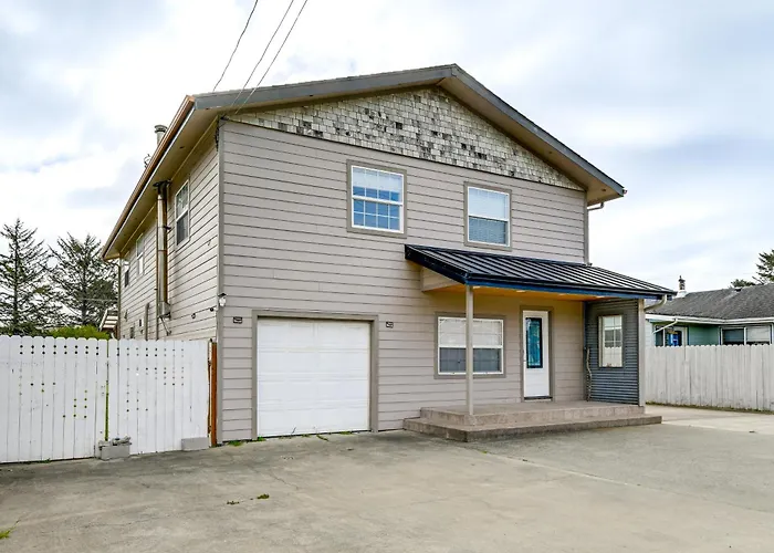 Crescent City Home W/ Hot Tub: Half-Block To Beach