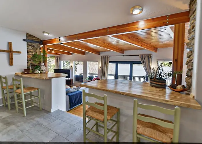 Huvila Haven Lake Front Home With Dock And Hot Tub