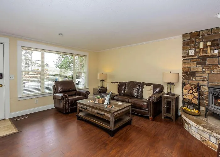 Broken Bow Getaway Pet Friendly Midtown