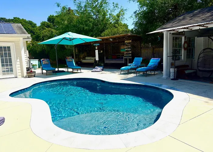 Romantic Beach Style Cottage Close To Everything!