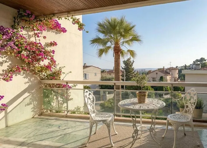 Sea View Flat With Car Park Boarder Cannes