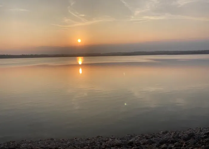 Villa 10 personnes de 160 M2 avec piscine au bord du lac de Villeneuve La Raho et à 15 minutes des plages