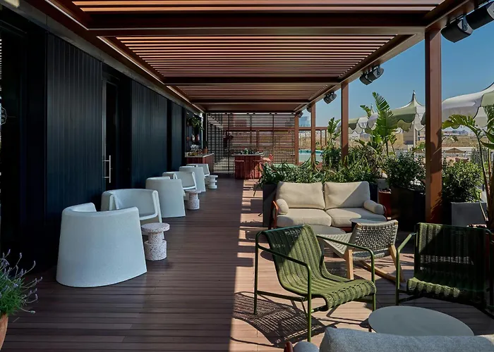 Hotel Con Piscina Social Hub Barcelona Poblenou Extended Stay