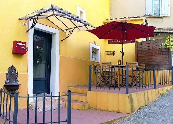 Gîte 9 personnes en Provence Verte ,Vallon des Carmes à pied, Terrasse, Clim, Linge inclus, Jeux et borne arcade au calme