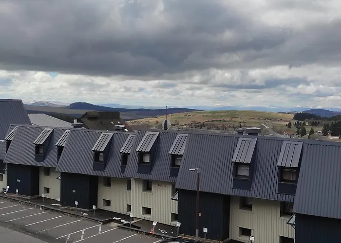 Appartement au Cœur de Super Besse avec Balcon et Parking - FR-1-814-98
