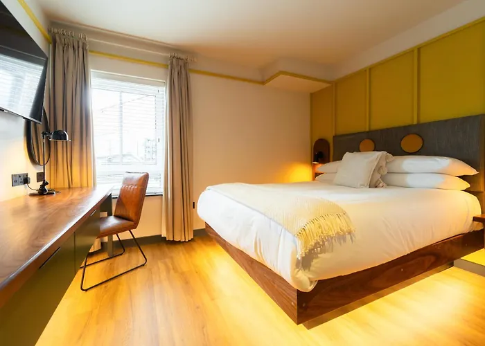 Сity center hotels Base Dingle