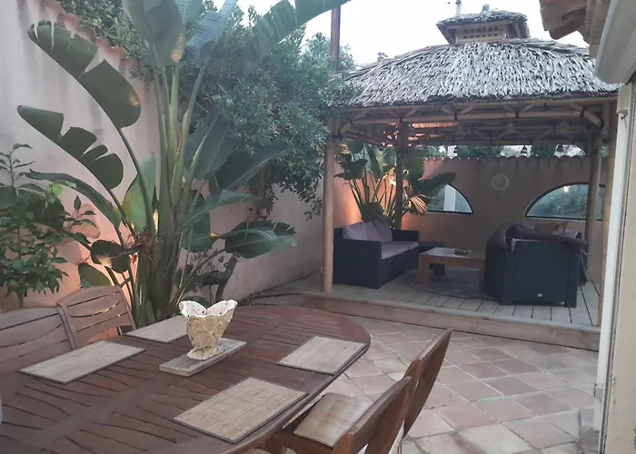 Dans Bâtisse traditionnelle appartement de la plage et terrasse Bali