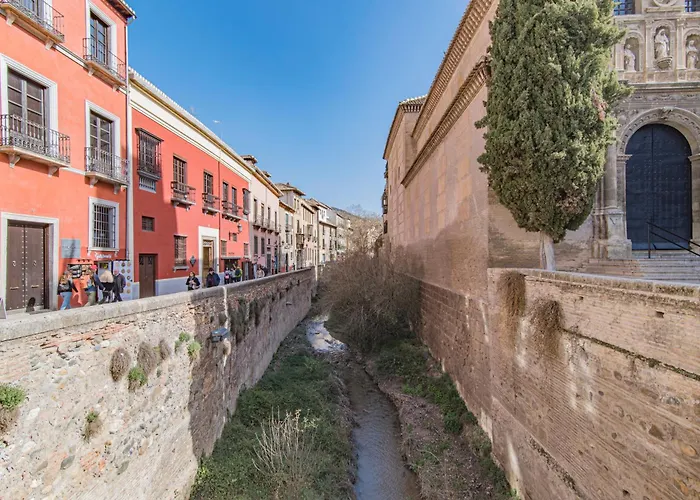 Apartamentos Caballerizas Granada con parking gratuito en pleno centro