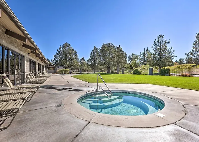 Redmond Resort Townhome W/ Private Hot Tub