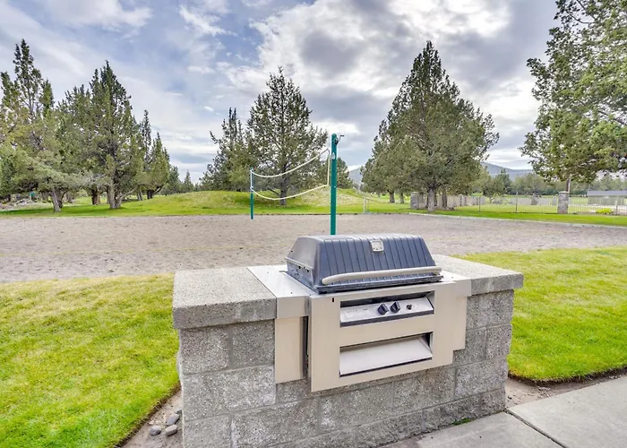 Redmond Resort Townhome W/ Private Hot Tub
