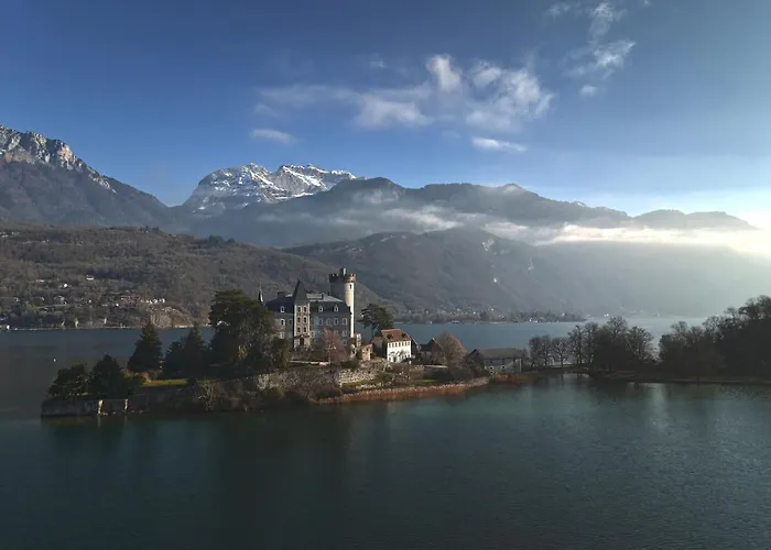 Rare : au bord du lac d’Annecy, cosy appartement en rez de jardin avec terrasse privative