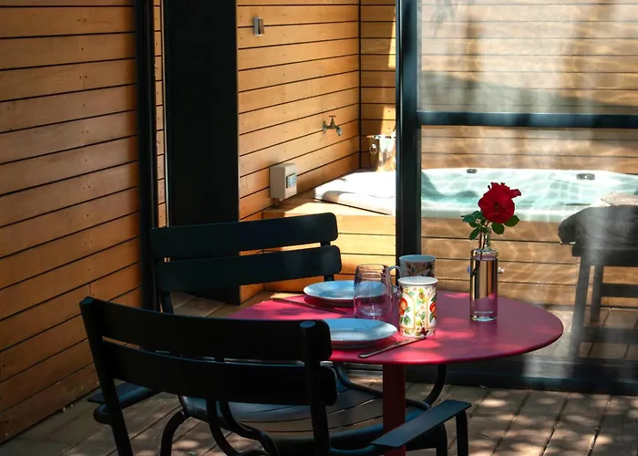 Le mazet des amants, cabane en bois avec jacuzzi privatif