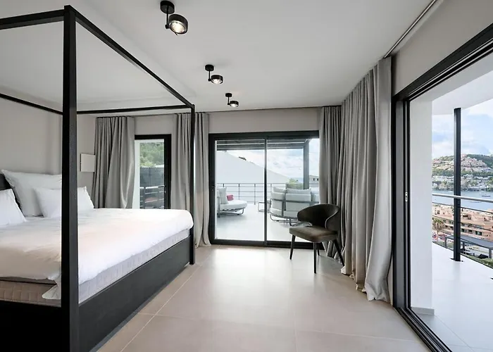 Meerblickvilla Design in Port Andratx mit Minotti, Occhio, Gessi, Cabinet, Miele