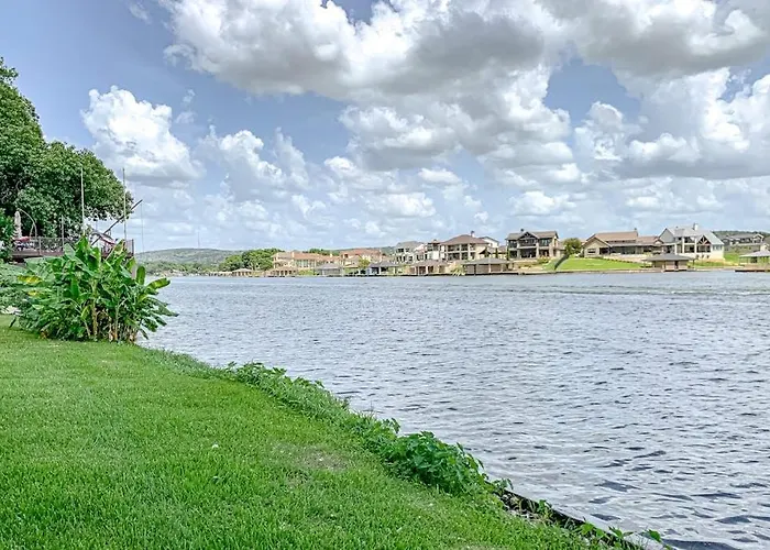 Classic Lakefront Cottage With Private Dock, Lovely Lake View, Backyard & Wifi