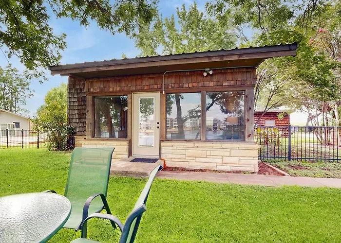 Classic Lakefront Cottage With Private Dock, Lovely Lake View, Backyard & Wifi