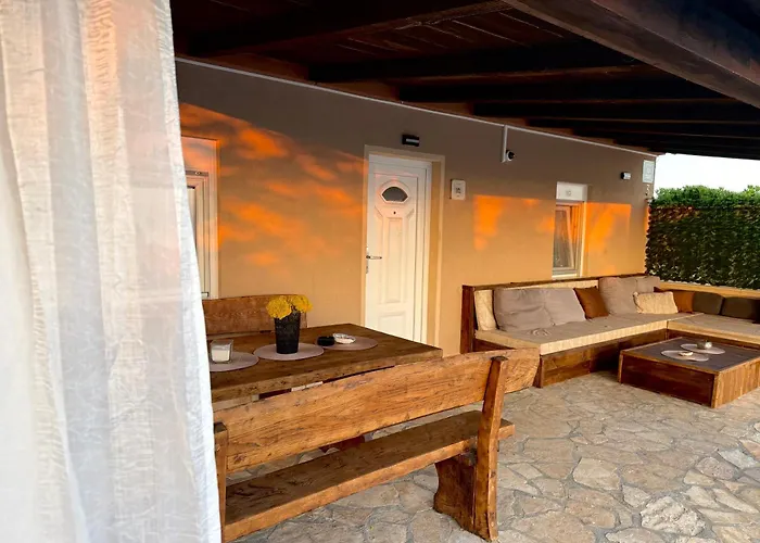 Villa Lara With Pool, Novalja