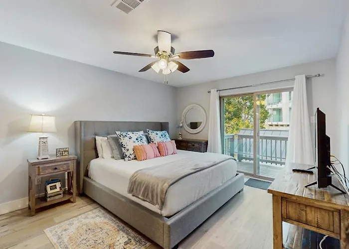Condo Near Lake Horseshoe Bay With Private Balcony, Washer/Dryer, A/C, Wifi
