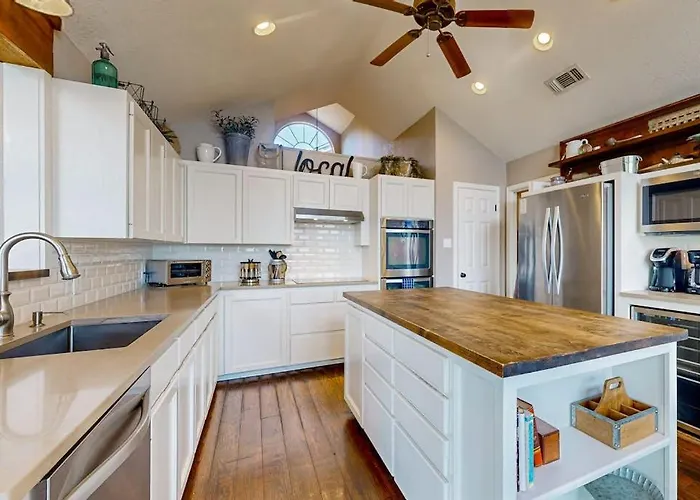 Spacious Lakefront Hideaway With Decks, Grill, Billiards, Tennis & Pool