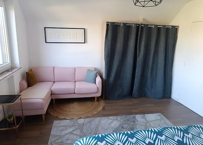 Vaste appartement avec parking gratuit, borne dispo et espace de travail