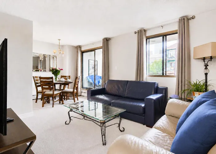 Entire Downtown Condo Steps To Bmo & Stampede With Parking, 1,5 Hrs To Banff