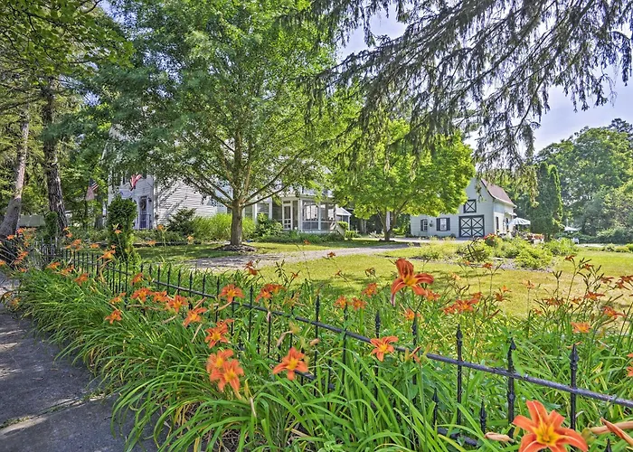Adorable Walkable Paradise W/ Deck & Pool!