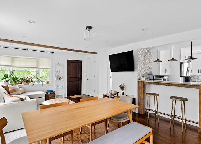 Cozy Greenport Cottage