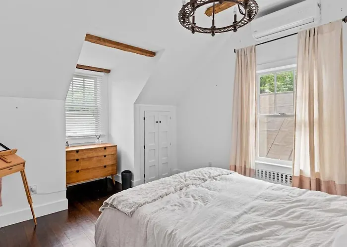 Cozy Greenport Cottage