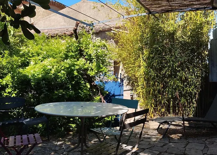 Sous la vigne
