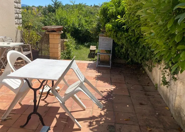 Chambre, Terrasse , Salle De Bains Toilettes Prive