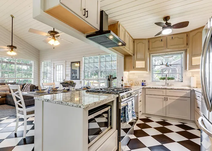 Lake Lbj Home: Putting Green, Pavilion & Fire Pit