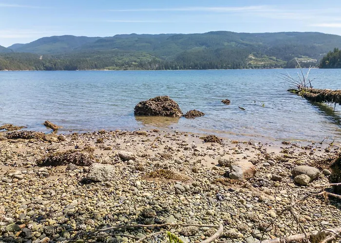 Waterfront Retreat, Beach Access, Group Friendly, Sleeps 14