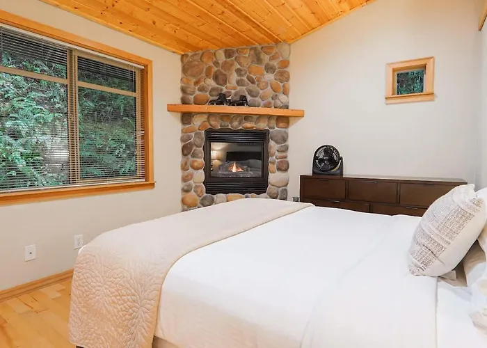 Snowline Hillside Chalet