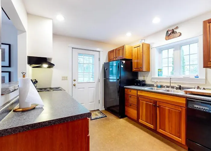 Gorgeous Water-View Home & Attached Apartment With Washer/Dryer