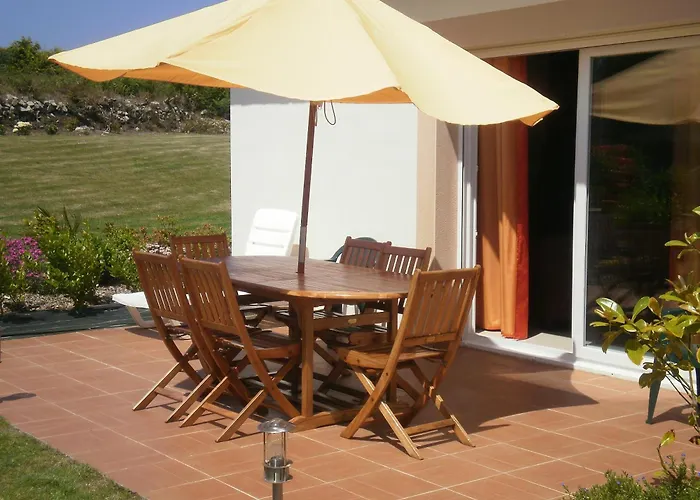 Maison de 4 chambres a Plougrescant a 400 m de la plage avec vue sur la mer jardin clos et wifi