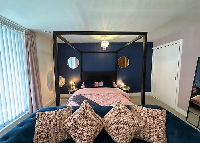 Spacious Luxury Waterfront Apartment
