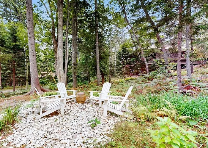 Dreamy Wooded Cabin W/ Spacious Deck, Free Wifi, Secluded Location & More