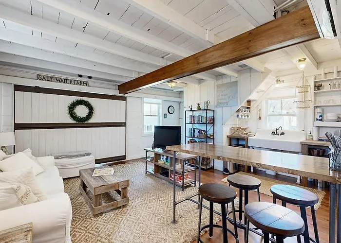 Iconic Downtown Retreat With Firepit & Fireplace- Walk To Harbor Footbridge