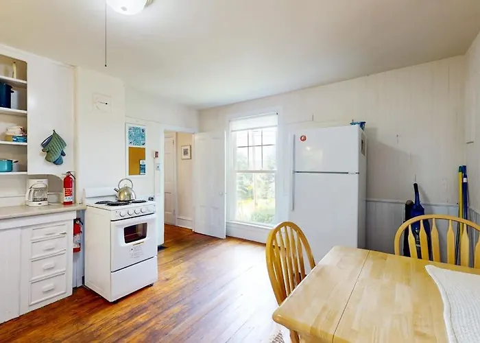 Cozy Apartment With Harbor View - Full Kitchen & Washer/Dryer - Walk To Water