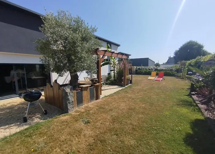Maison récente avec jardin.