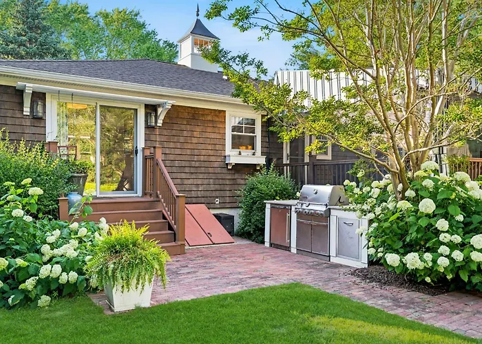 Cedar-Shake Cottage, Heated Pool And Gardens
